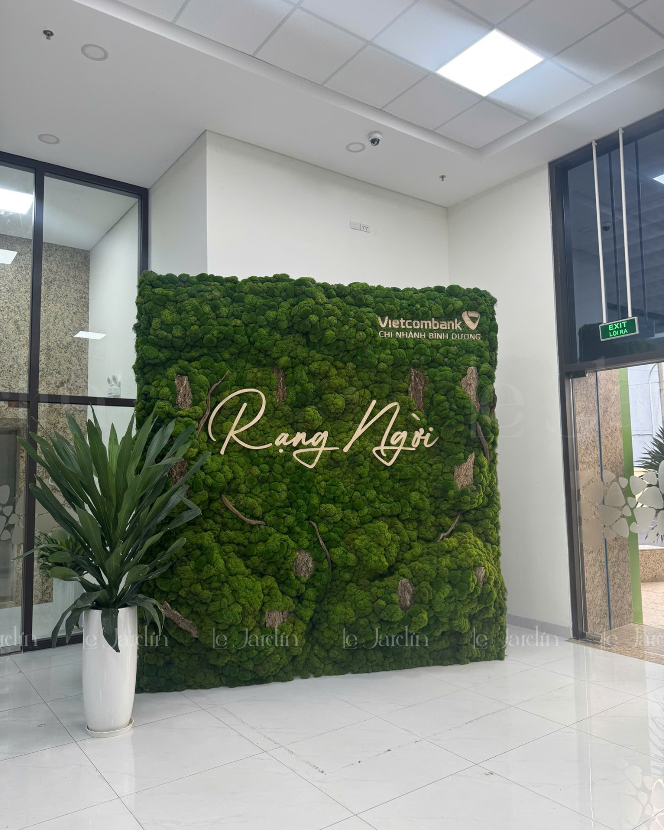 Thi Công Rêu Nhân Tạo Thủ Công – Giải Pháp Trang Trí Không Gian Xanh Bền Đẹp