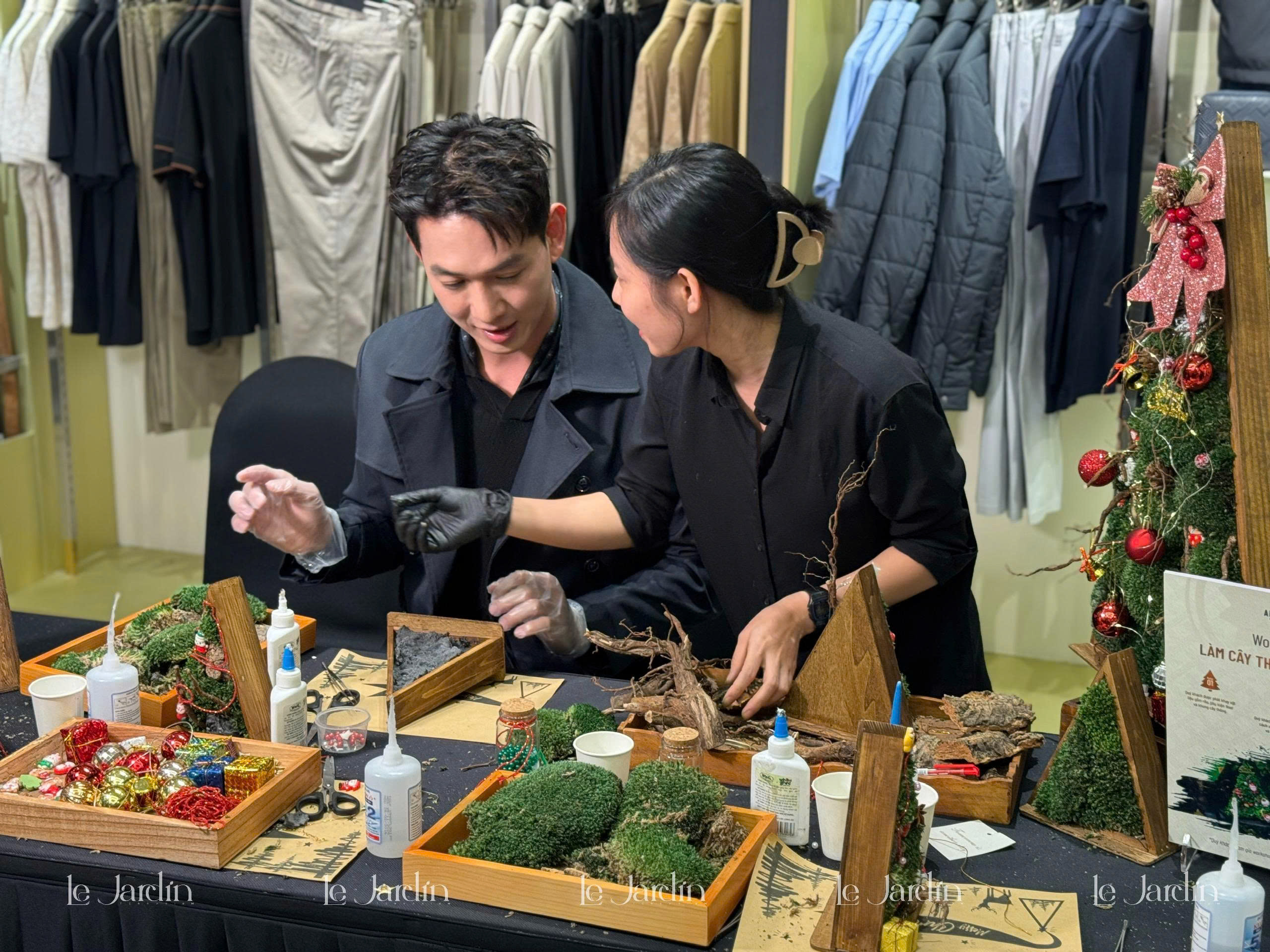 Workshop Noel 2025 Cùng Aristino – Trải Nghiệm Sáng Tạo Cây Thông Noel Từ Rêu Bảo Tồn